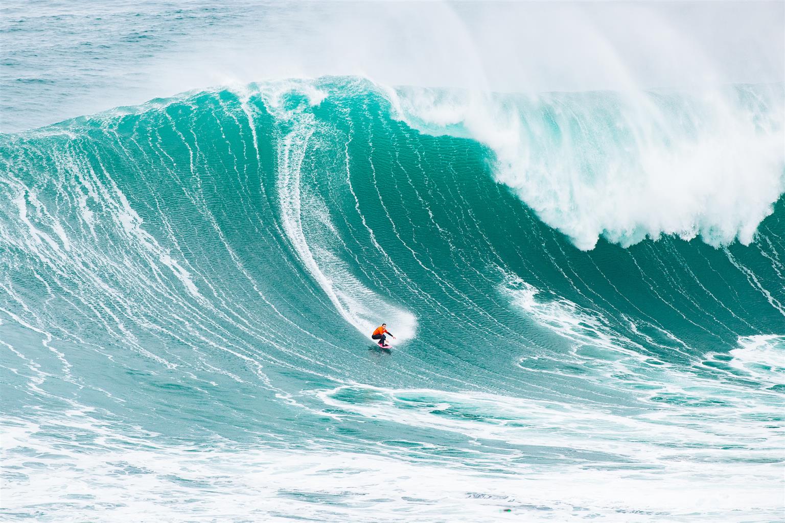 Maya Gabeira enfrentando uma onda gigante em Nazaré