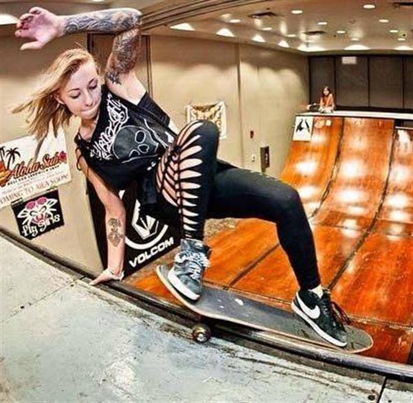 Yes julz. Американские девушки на скейтбордах. Тони Хоук стиль панк. Стиль экстремалы для девушек. Гифка Боул скейт.