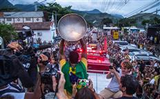 Gabriel Medina Welcomed by Massive Crowds in Brazil