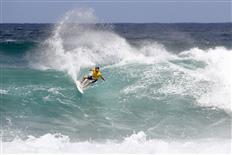 Frederico Morais of Portugal winning his Round Four heat to advance to the Quarter Finals of the Hawaiian Pro, Haleiwa on November 18, 2016 © WSL/Cestari