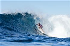 Gavin Beschen of Hawaii (pictured) placed second in the final of the Men’s Pipe Invitational at Pipeline, Oahu, Hawaii on Monday December 12, 2016. PHOTO: © WSL / Poullenot