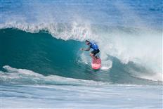 Ezekiel Lau of Hawaii (pictured) placed fourth in his semifinal at the Men’s Pipe Invitational at Pipeline, Oahu, Hawaii on Monday December 12, 2016. PHOTO: © WSL / Poullenot
