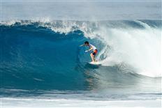 Jack Robinson of Australia (pictured) placed third in his semifinal at the Men’s Pipe Invitational at Pipeline, Oahu, Hawaii on Monday December 12, 2016. PHOTO: © WSL / Poullenot